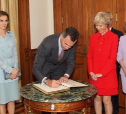 Don Felipe en presencia de Doña Letizia firma en el Libro de Honor de las Asamblea de la República Portuguesa